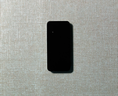 Черный считыватель Mifare, AXI 1 - на серой стене в интерьере