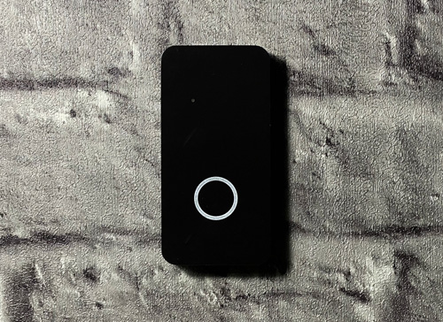 Дизайнерский считыватель AXI3 черного цвета  на кирпичной стене лофт, для системы Болид