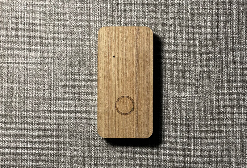 Считыватель AXI3 из натурального дерева, ясень, в интерьере на серых фактурных обоях