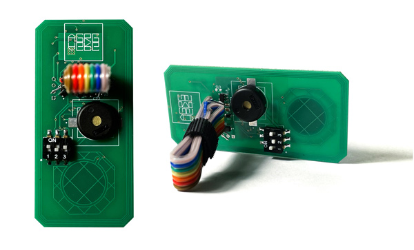 считыватель MIFARE можно встроить в вызывную панель домофона, на фотографии плата и расположение компонентов считывателя