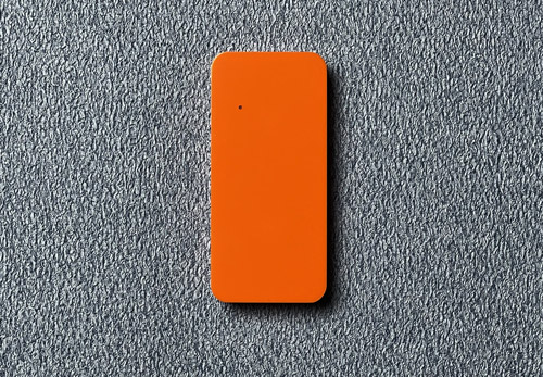 оранжевый мультиформатный считыватель для системы доступа AXI2 на стене в интерьере