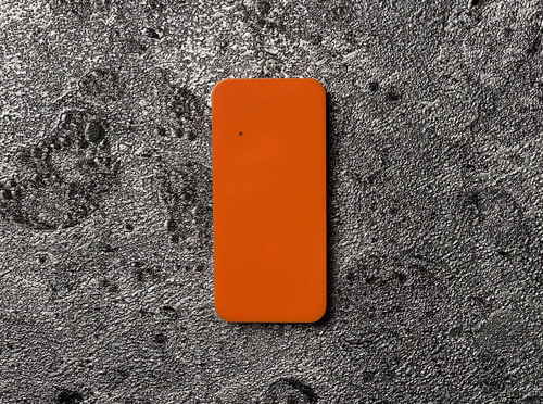 оранжевый мультиформатный считыватель для системы доступа AXI2 на стене в интерьере