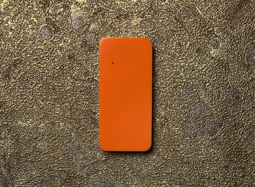 оранжевый мультиформатный считыватель для системы доступа AXI2 на стене в интерьере