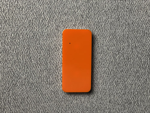 оранжевый мультиформатный считыватель для системы доступа AXI2 на стене в интерьере