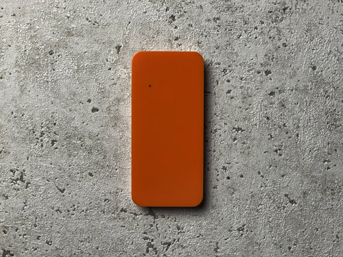 оранжевый мультиформатный считыватель для системы доступа AXI2 на стене в интерьере