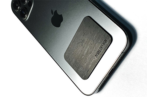 пример размещения карты доступа Mifare из натурального дерева на Iphone