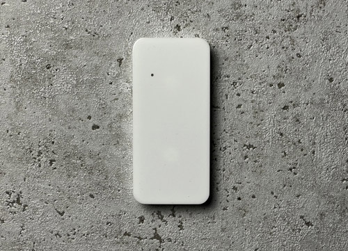 белый считыватель для системы контроля доступа AXI2 на стене в интерьере