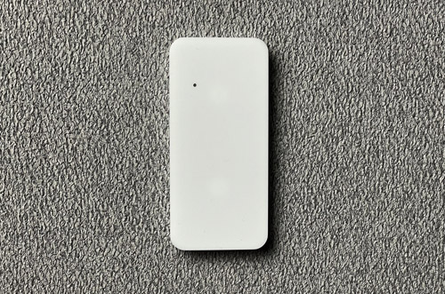 белый считыватель для системы контроля доступа AXI2 на стене в интерьере