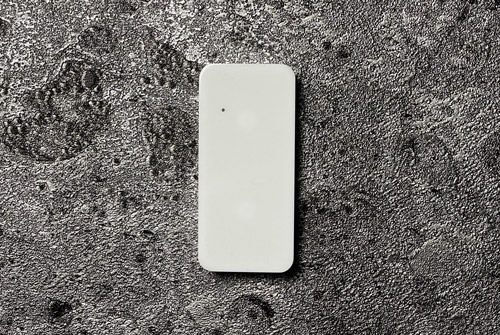 белый считыватель для системы контроля доступа AXI2 на стене в интерьере