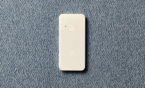 белый считыватель для системы контроля доступа AXI2 на стене в интерьере